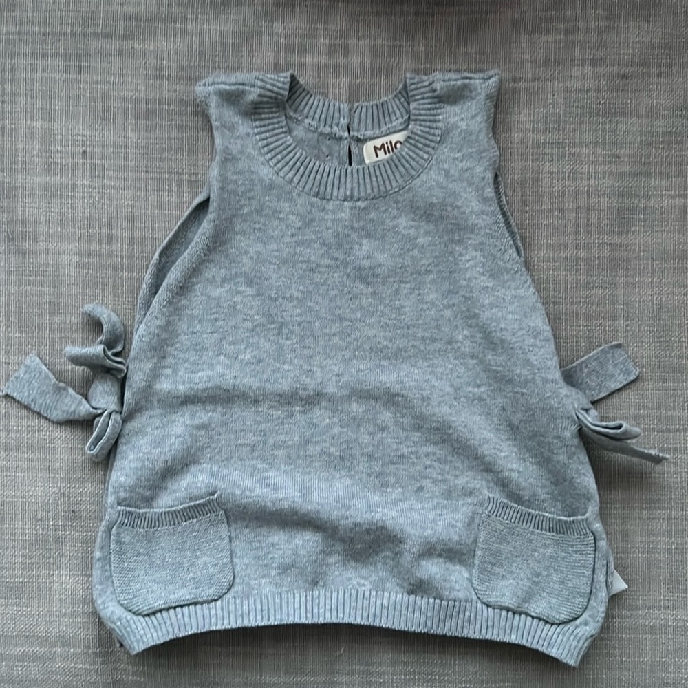 NWOT grey knit vest with mini pockets and side bows